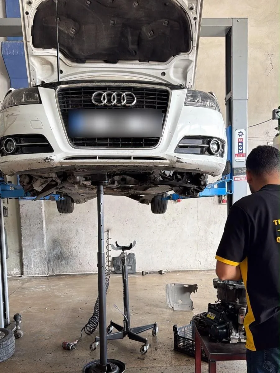 Liftte Audi araç ve sökülmüş şanzıman üzerinde çalışma
