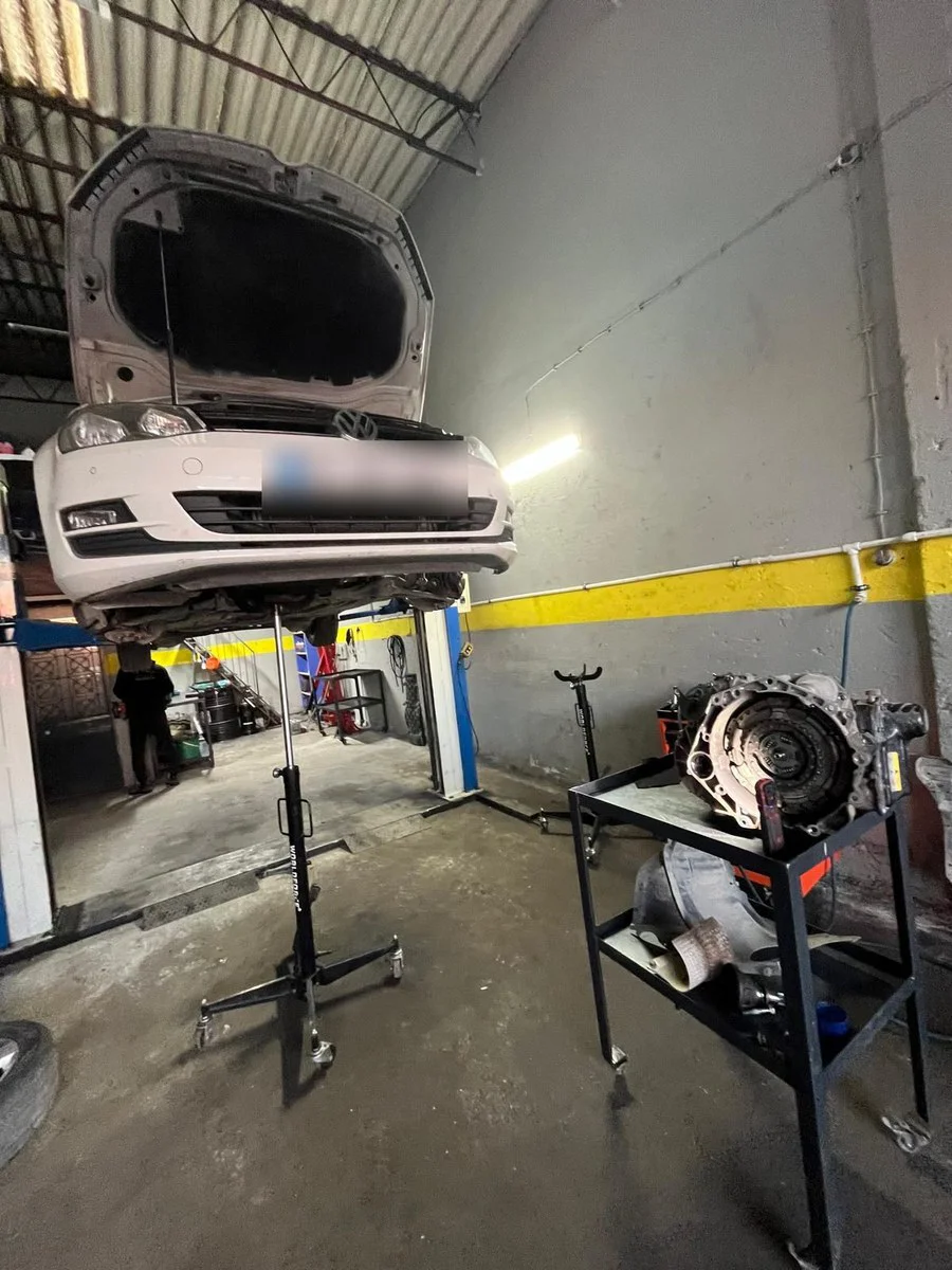Liftte Volkswagen araç ve sökülmüş DSG şanzıman